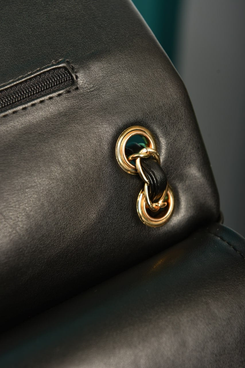 Chanel classic  flap black (size27cm x 18 cm)