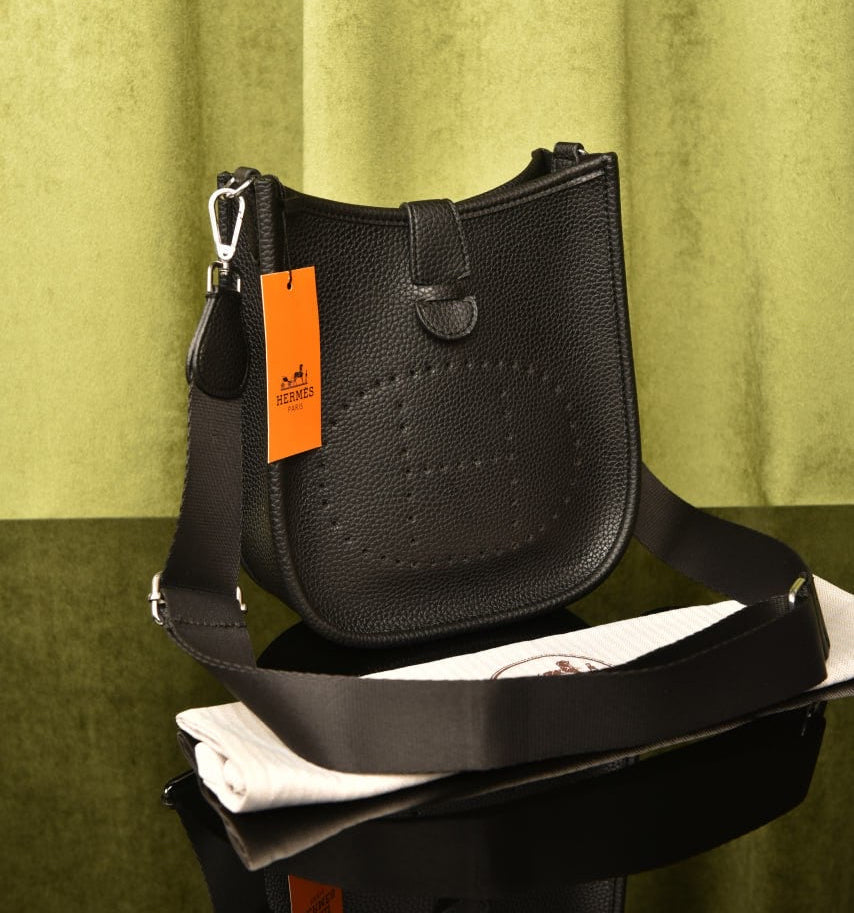 Hermes Evelyne Black( size 30cm x 29cm)