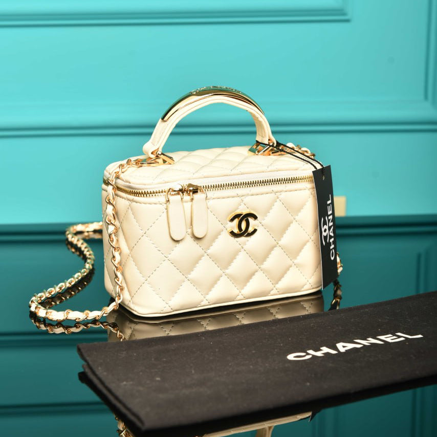 Quilted Small Lambskin Vanity Case beige (16.5cm x 10cm x 8cm)