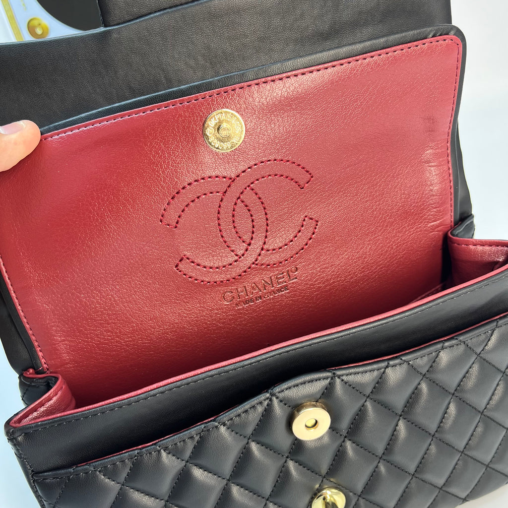 Chanel classic  flap black (size27cm x 18 cm)
