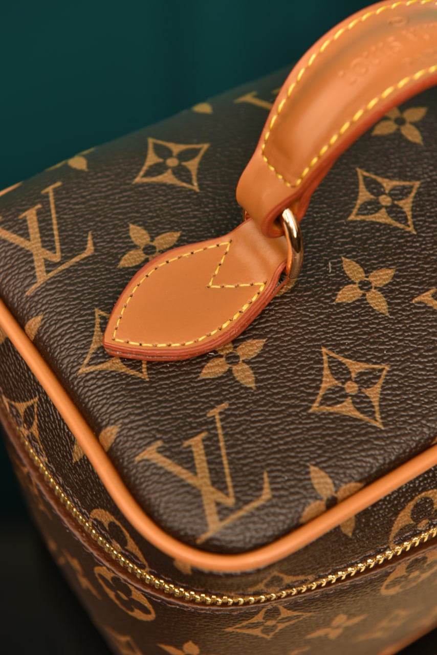 Louis Vuitton nice mini toiletry monogram (20cm x 14cm x 13cm)