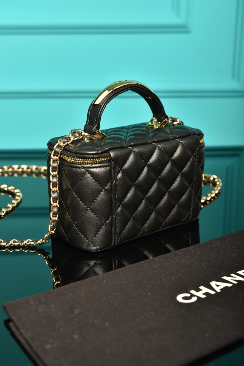 Quilted Small Lambskin Vanity Case black (16.5cm x 10cm x 8cm)