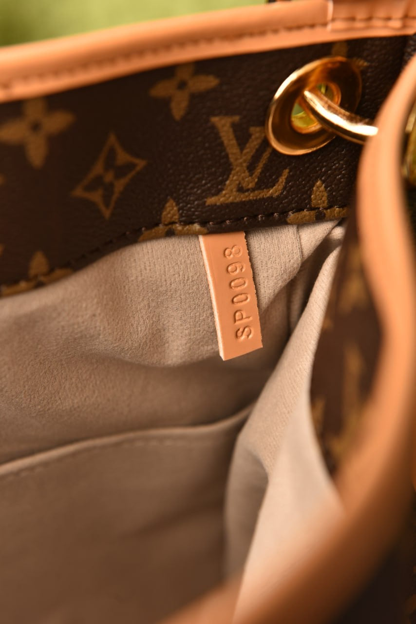 Louis Vuitton artsy MM(41cm x 32cm)