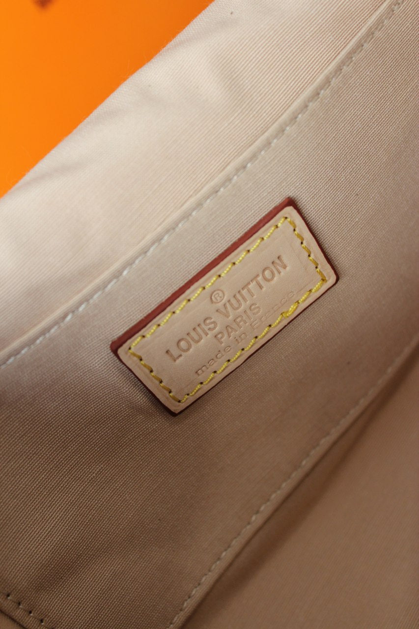 Louis Vuitton favourite damier  26cm x 14cm
