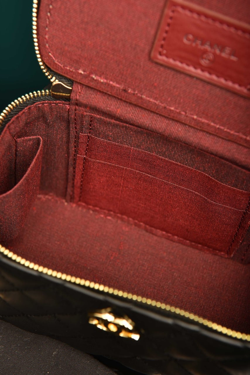 Quilted Small Lambskin Vanity Case black (16.5cm x 10cm x 8cm)