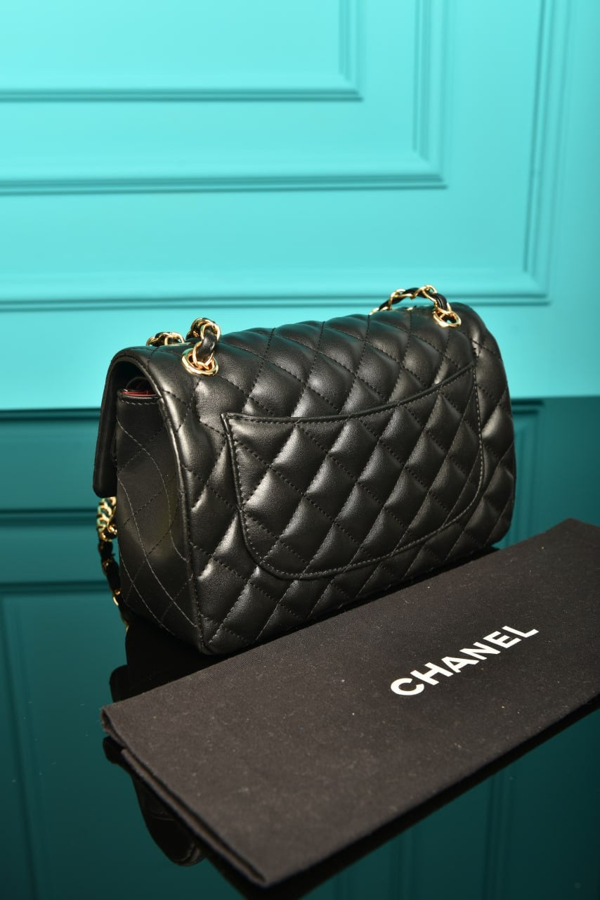 Chanel classic  flap black (size27cm x 18 cm)