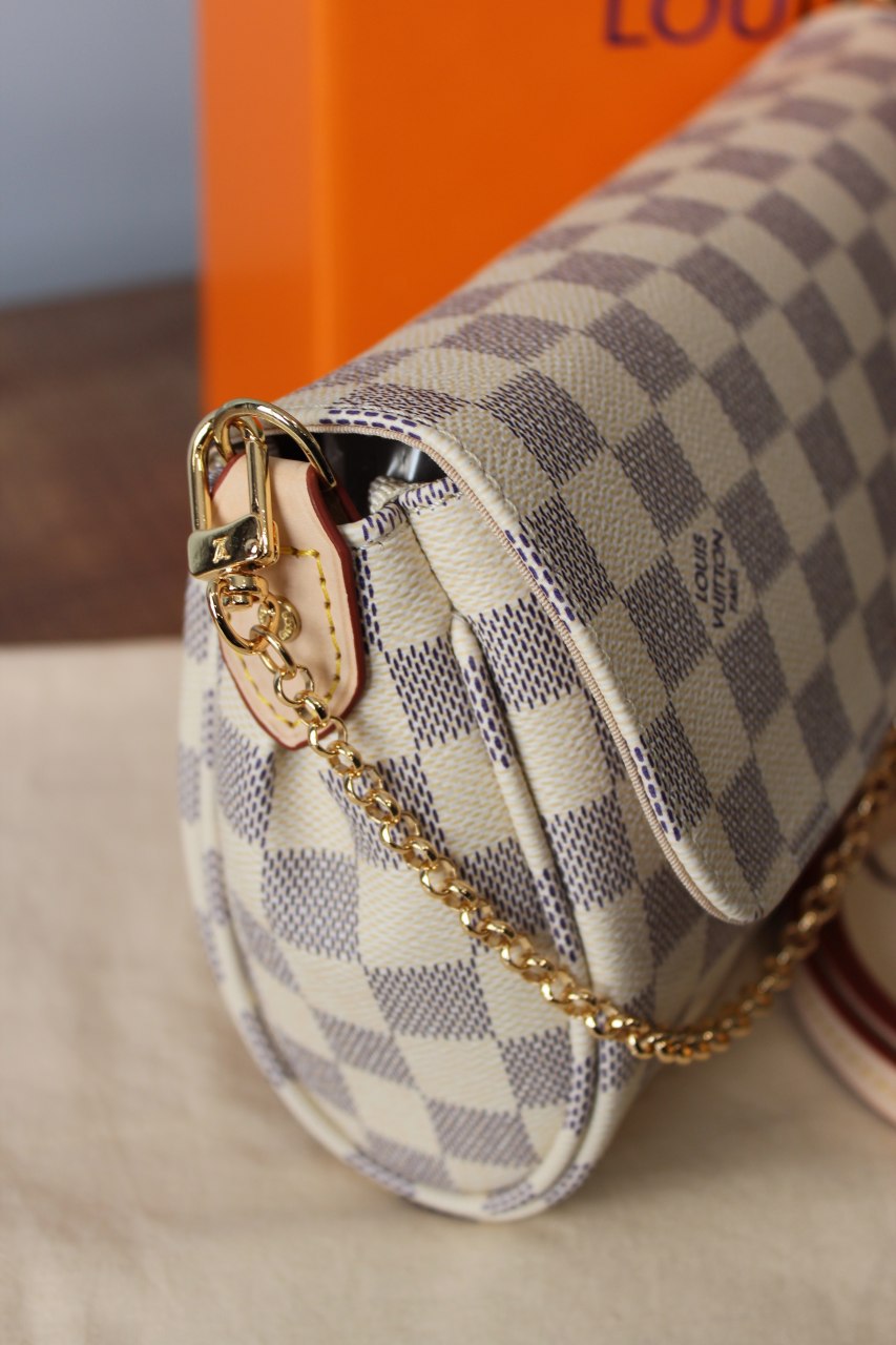 Louis Vuitton favourite damier  26cm x 14cm