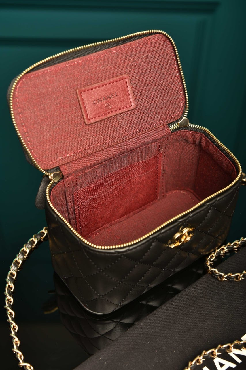 Quilted Small Lambskin Vanity Case black (16.5cm x 10cm x 8cm)