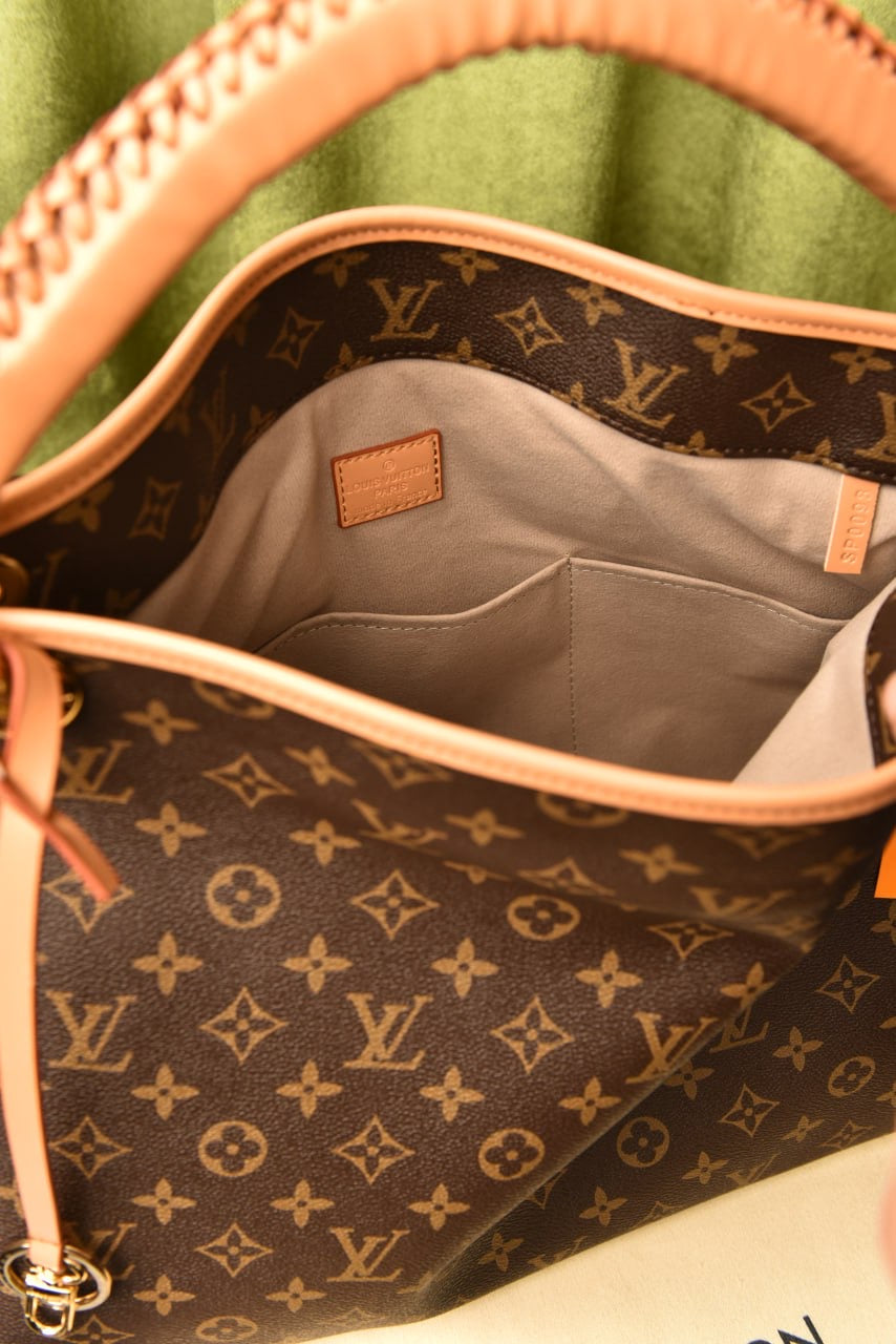 Louis Vuitton artsy MM(41cm x 32cm)