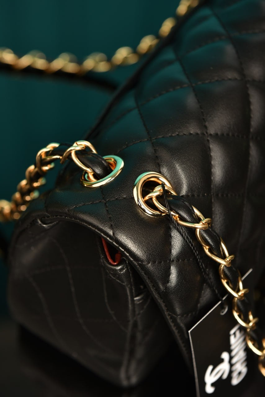 Chanel classic  flap black (size27cm x 18 cm)