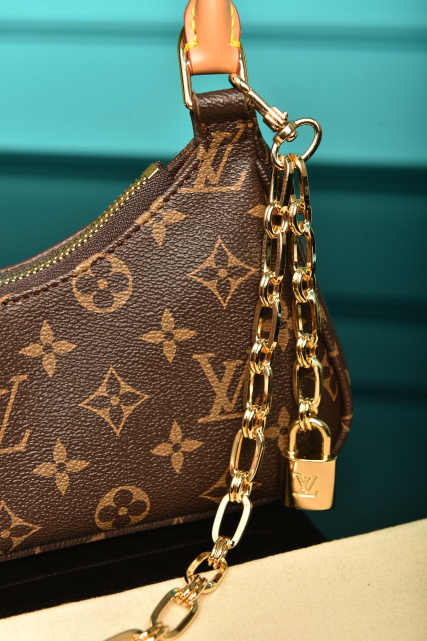 Louis Vuitton catchy pm (24cm x 10 cm)