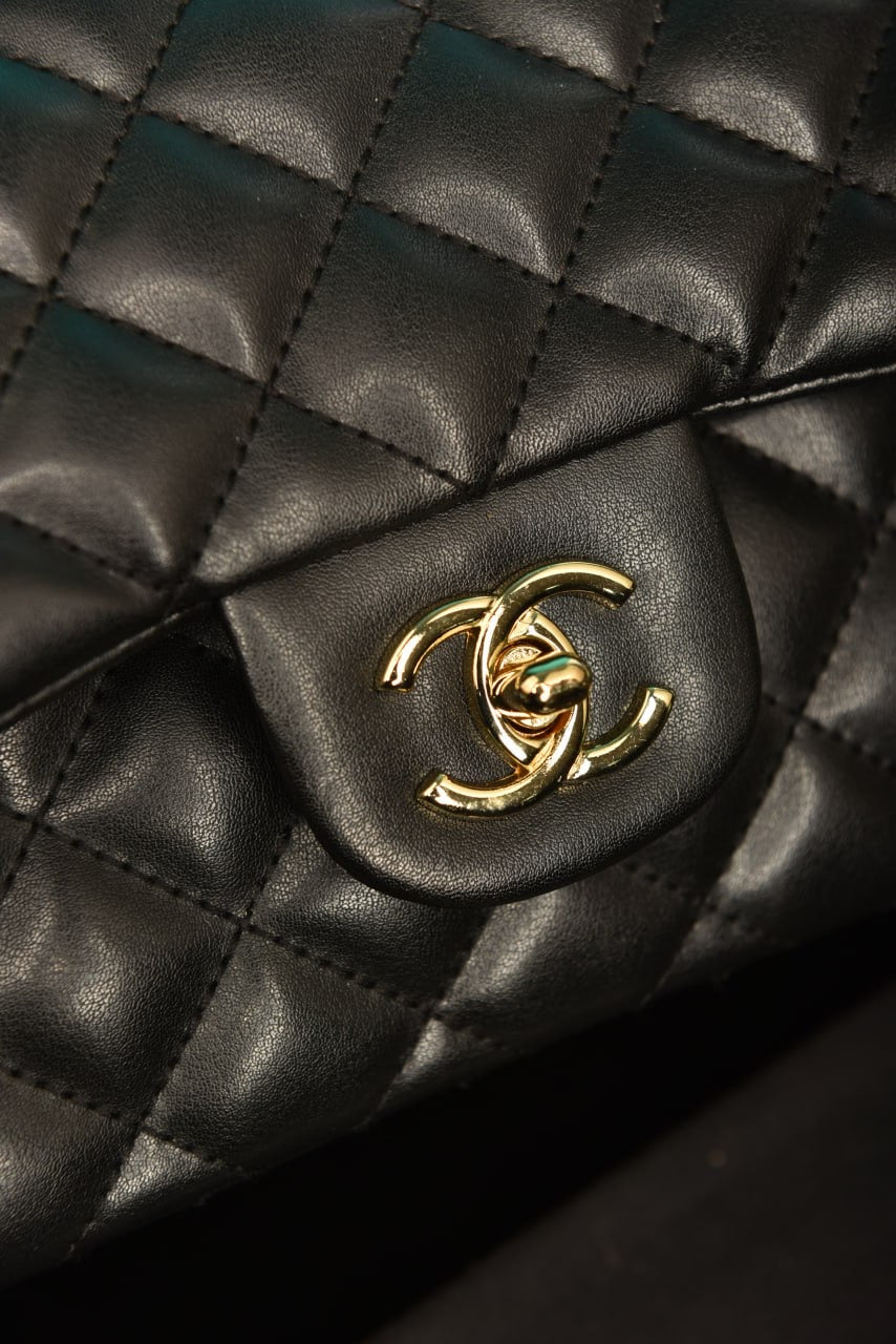 Chanel classic  flap black (size27cm x 18 cm)