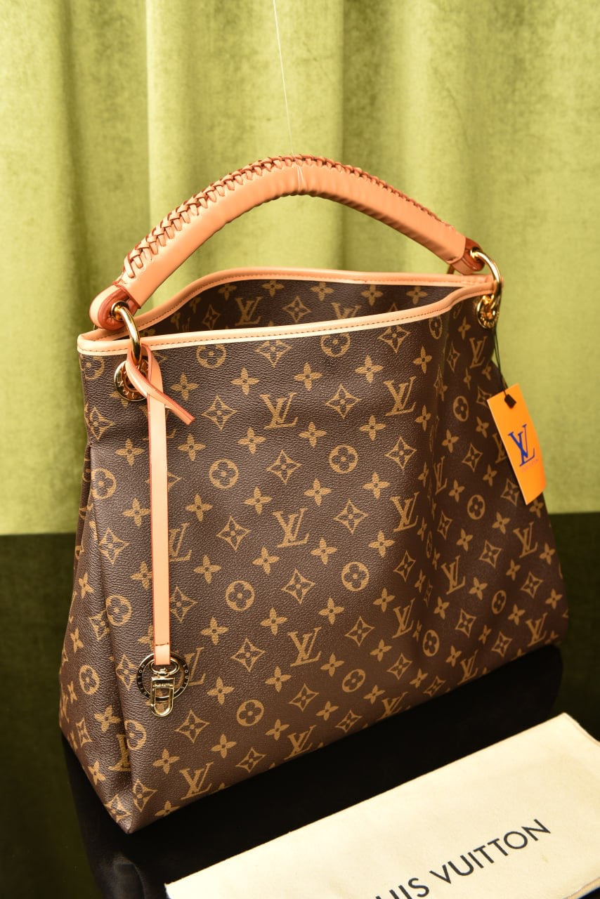 Louis Vuitton artsy MM(41cm x 32cm)