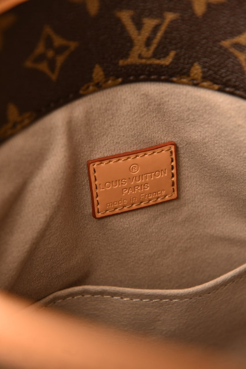 Louis Vuitton artsy MM(41cm x 32cm)
