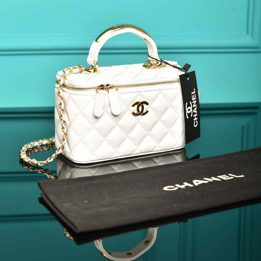 Quilted Small Lambskin Vanity Case white (16.5cm x 10cm x 8cm)