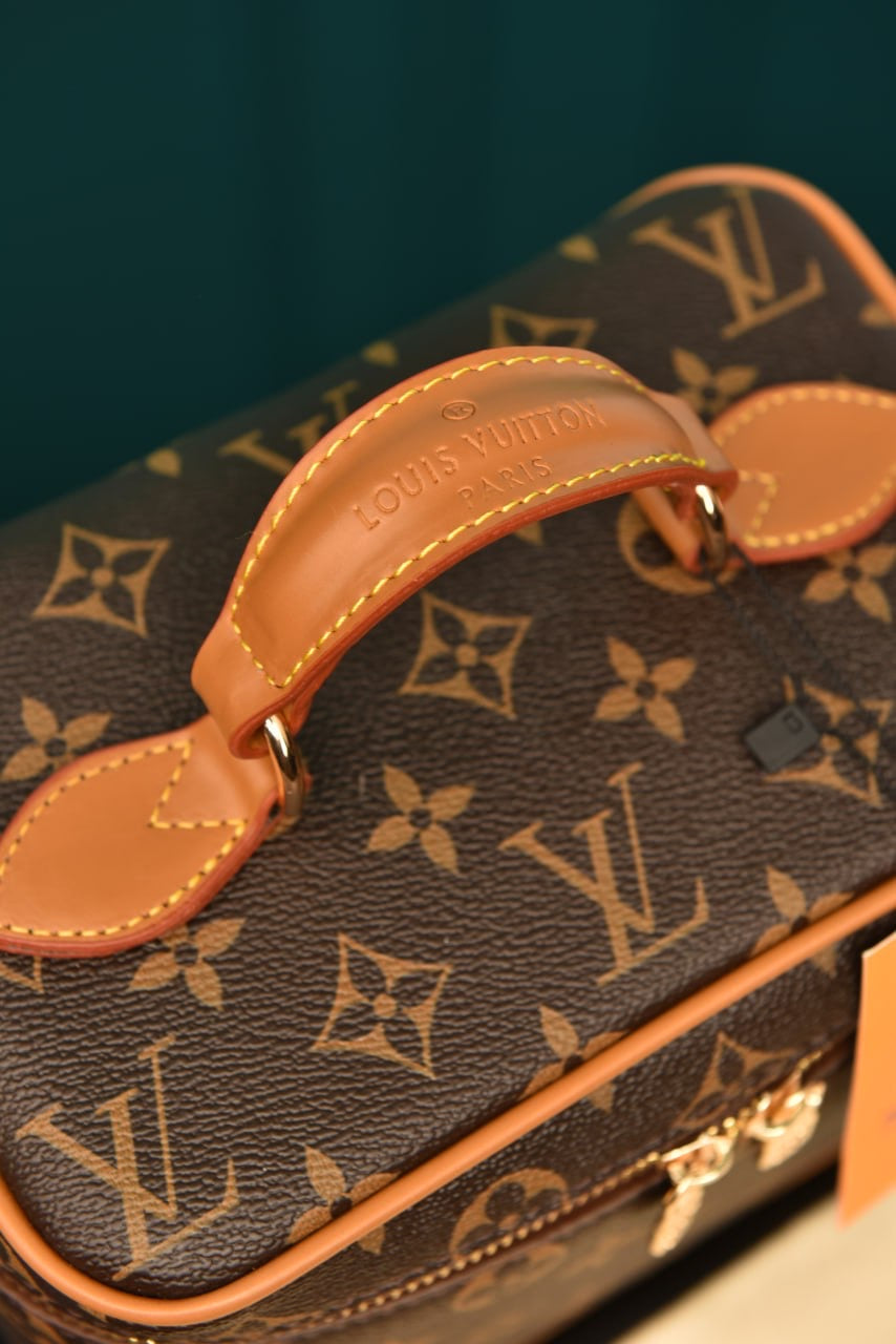 Louis Vuitton nice mini toiletry monogram (20cm x 14cm x 13cm)