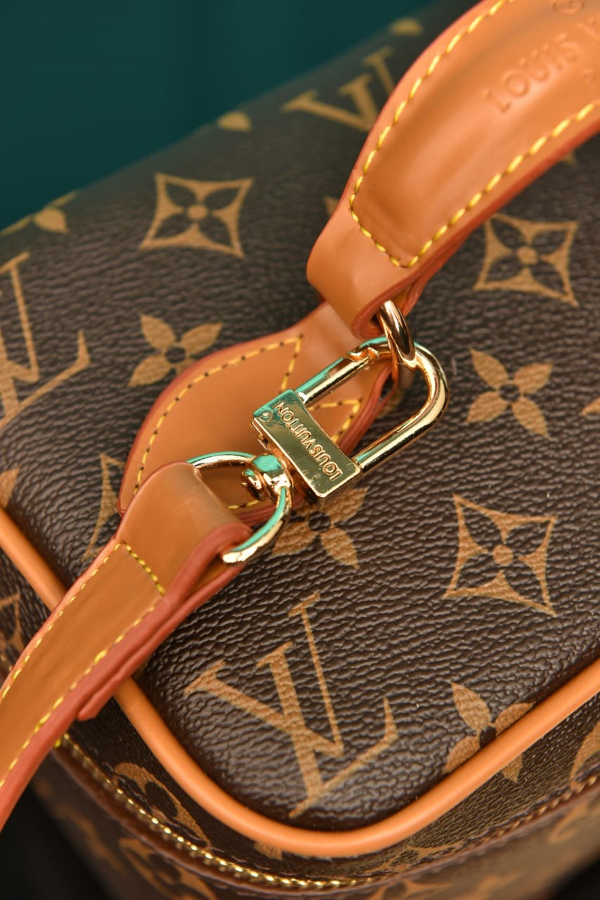 Louis Vuitton nice mini toiletry monogram (20cm x 14cm x 13cm)