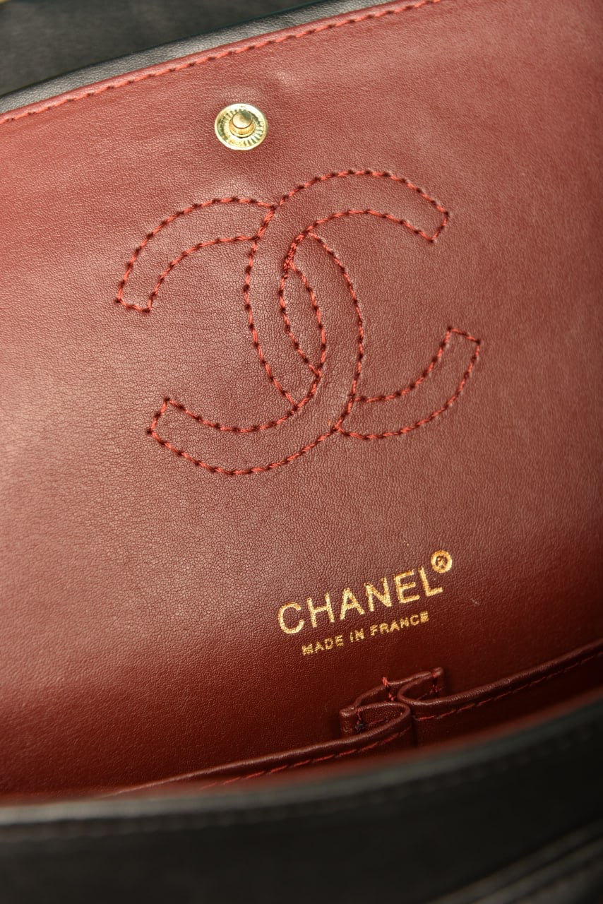 Chanel classic  flap black (size27cm x 18 cm)