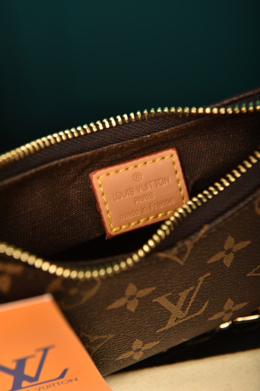 Louis Vuitton catchy pm (24cm x 10 cm)