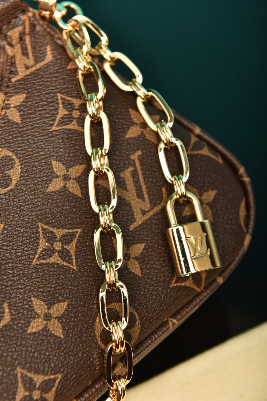 Louis Vuitton catchy pm (24cm x 10 cm)