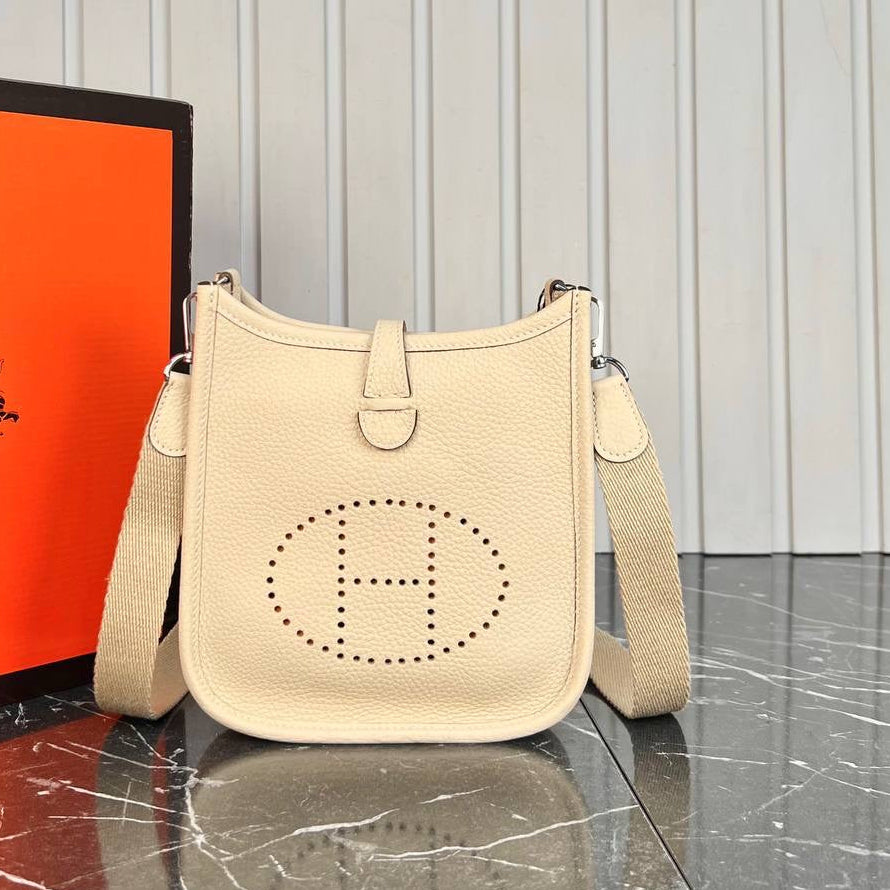 Hermes Evelyne beige  medium size (20.5cm x 22cm)