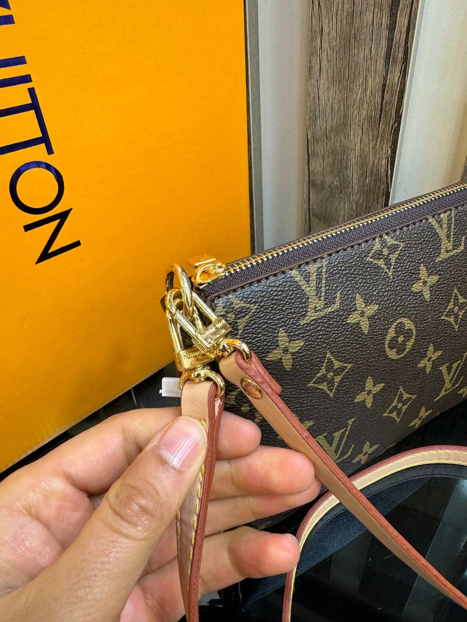 LV POCHETTE MONOGRAM BROWN(22cm x 14cm)