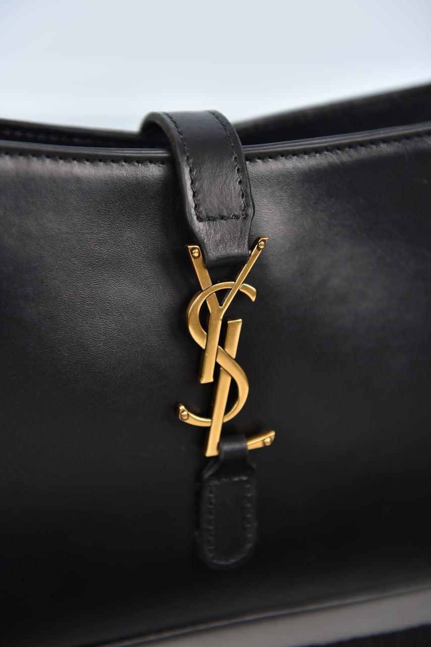 Ysl Le 5 a 7 hobo bag black(23cm x 16cm)