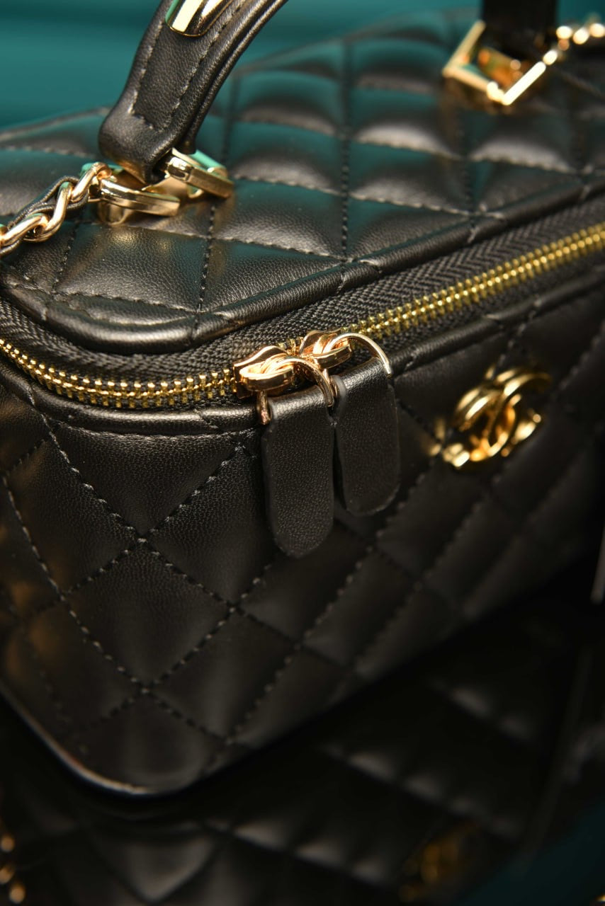 Quilted Small Lambskin Vanity Case black (16.5cm x 10cm x 8cm)