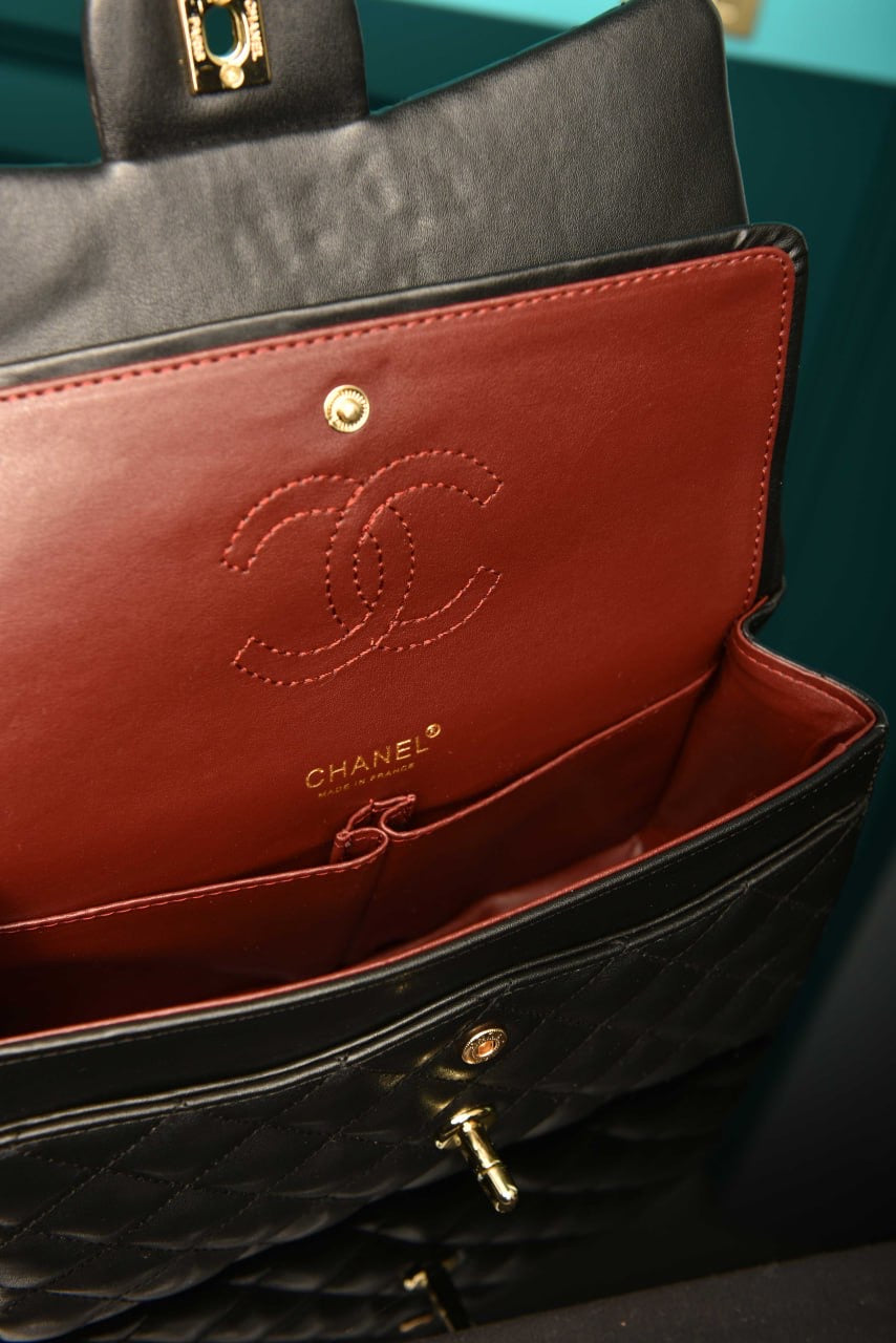 Chanel classic  flap black (size27cm x 18 cm)